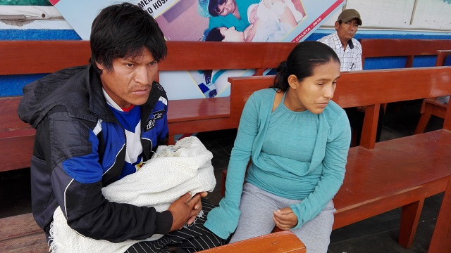Pareja de esposos sospecha que posiblemente le hayan cambiado su bebé en hospital de Chimbote