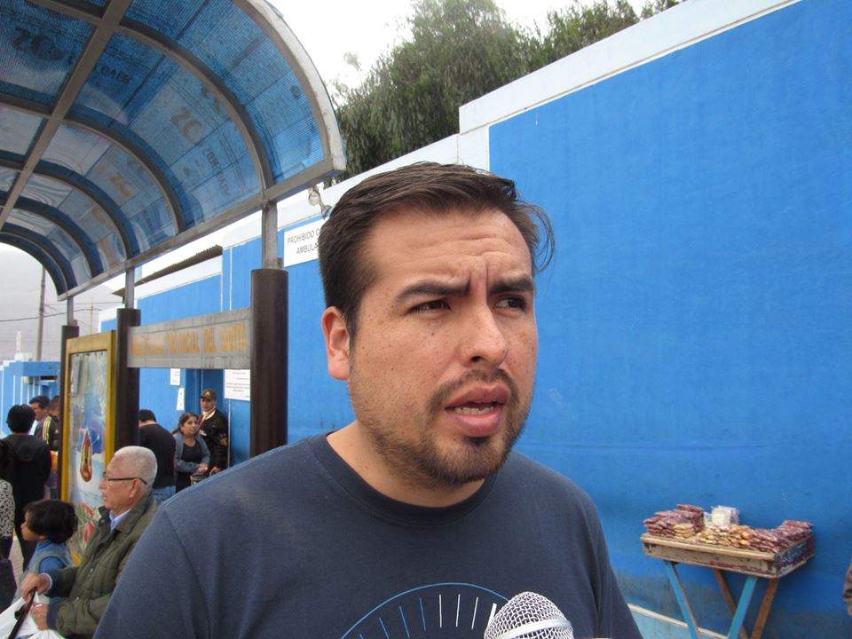 Chimbote: padre pide apoyo para bebe que nació con intestinos fuera del abdomen 