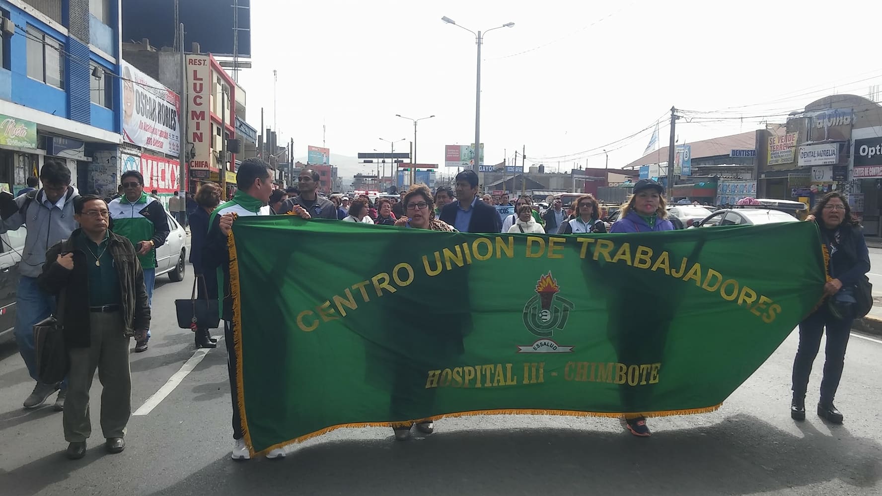 Trabajadores de EsSalud acatan paro ante incumplimiento de escala remunerativa