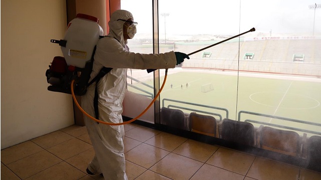 Desinfectan estadio de Chimbote para que pacientes con Covid-19 cumplan con su cuarentena