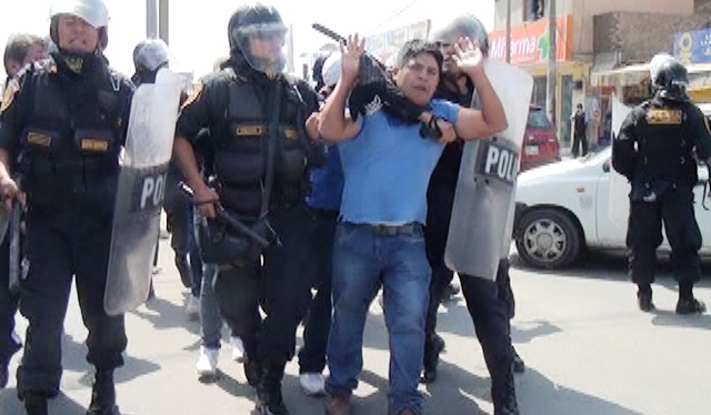 Servidores públicos y policías se enfrentaron en el centro de Chimbote