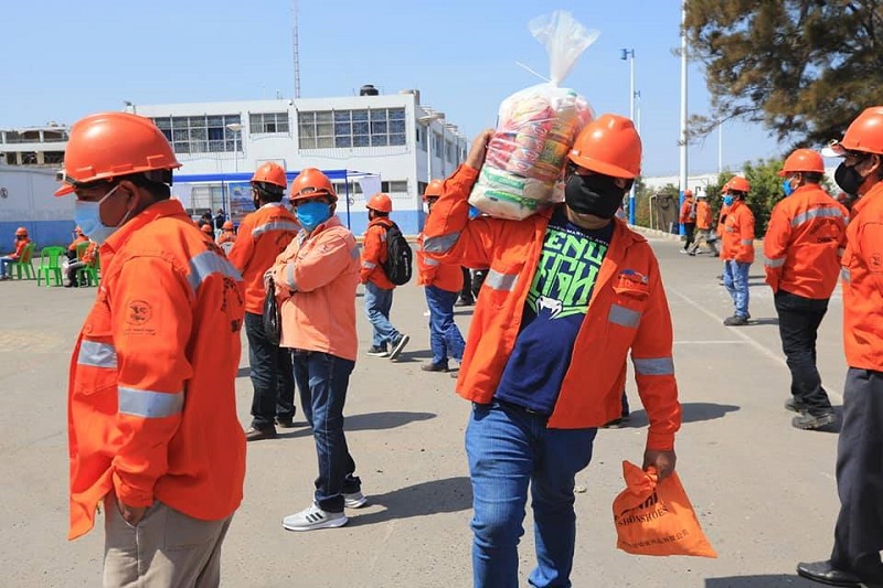 Chimbote: estibadores de terminal portuario reciben bolsas de víveres