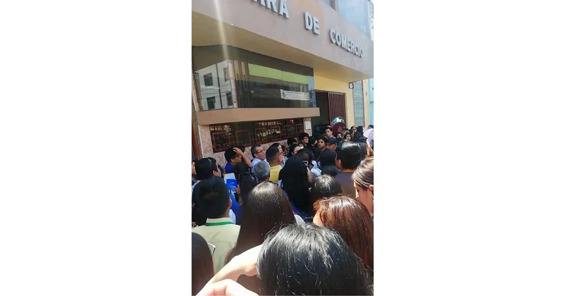 Estudiantes de la U. San Pedro y Uladech Católica protestan contra la Sunedu en Chimbote