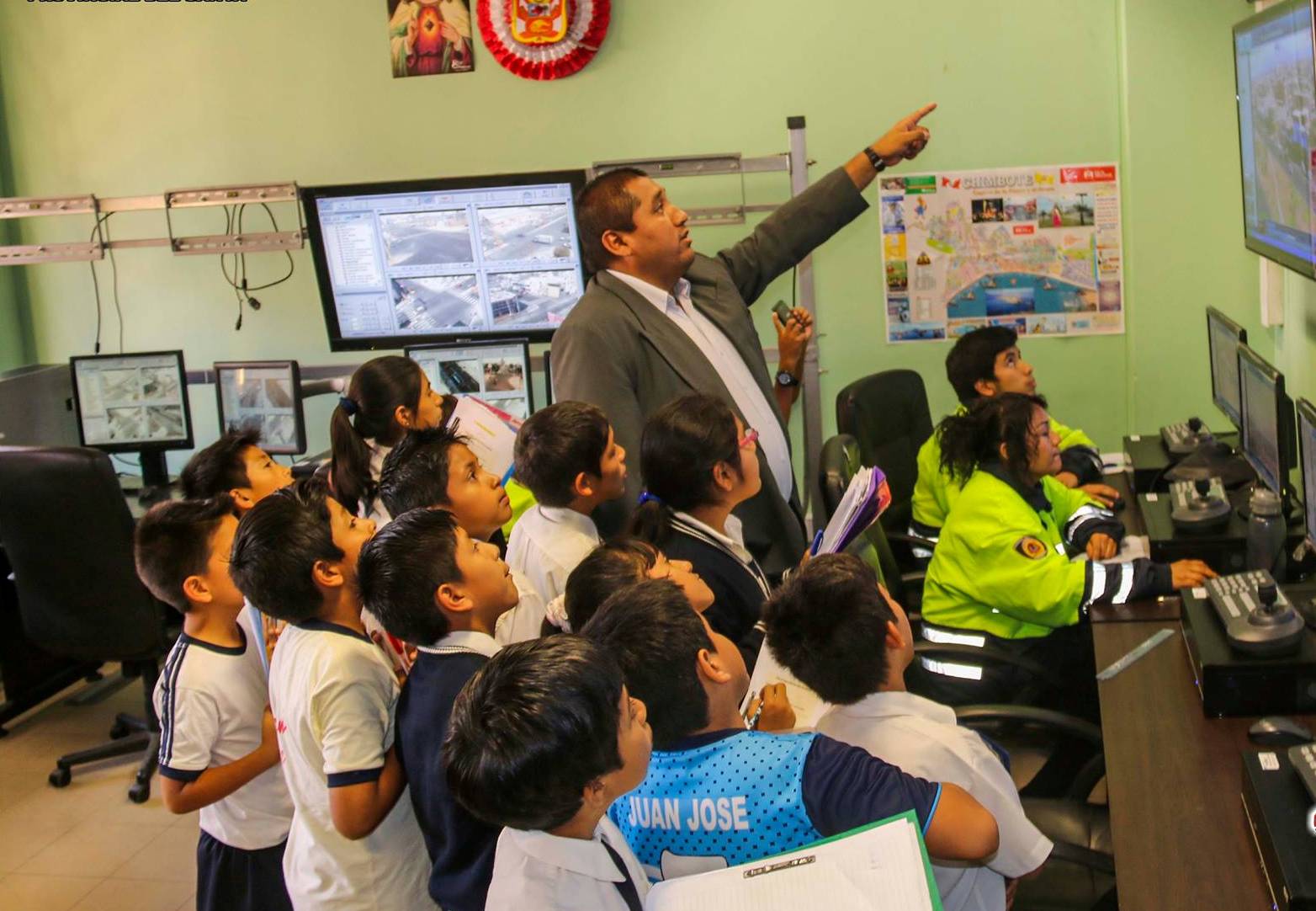 Escolares visitaron central de videovigilancia de Chimbote