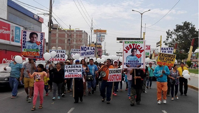 Con globos blancos, pancartas y arengas exigen justicia por asesinato de jefe de bahía en Chimbote