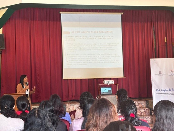 Capacitan a docentes en instituciones educativas de Chimbote sobre violencia escolar y la Ley N° 32242 