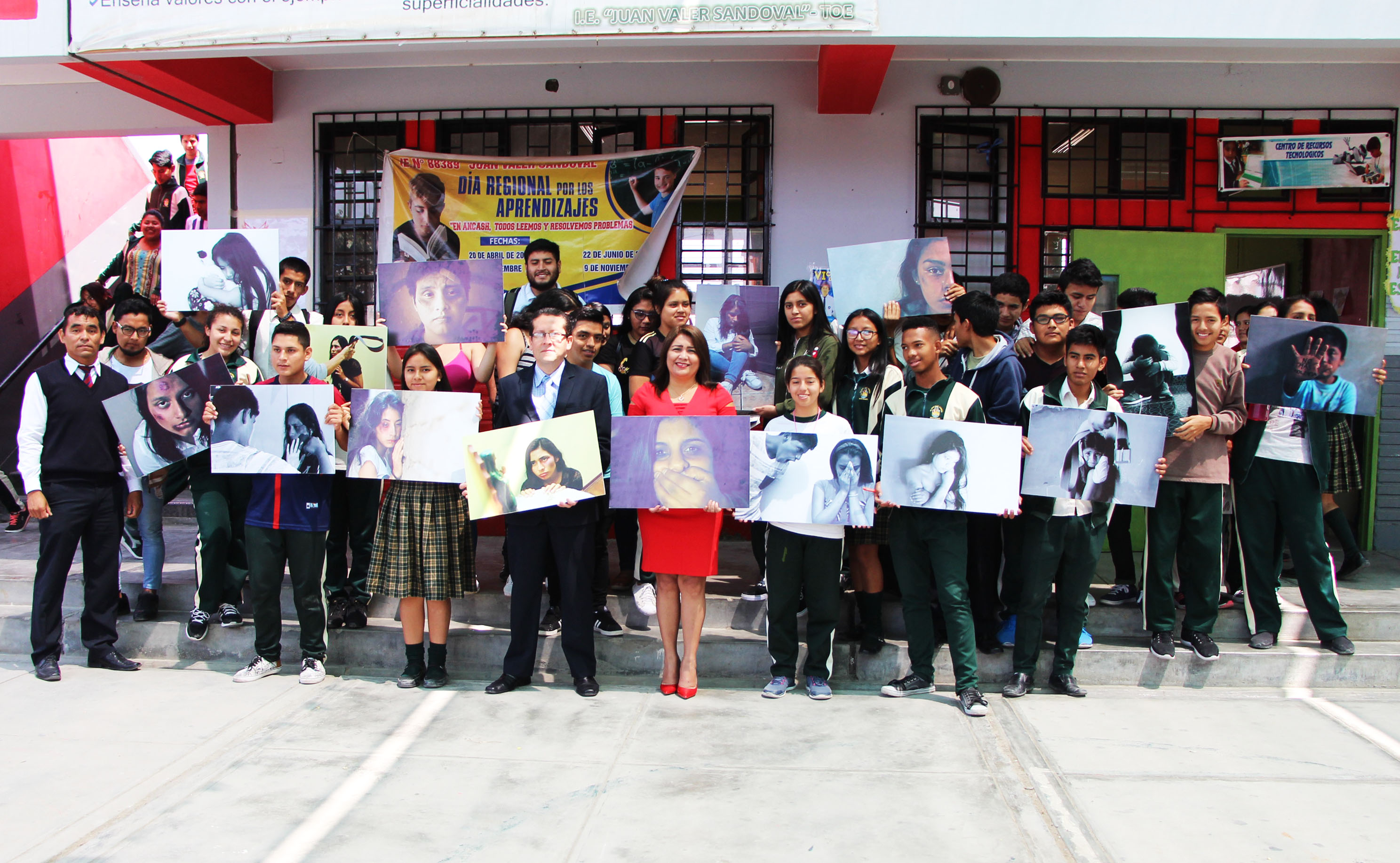 Estudiantes realizaron exposición fotográfica contra la violencia de género