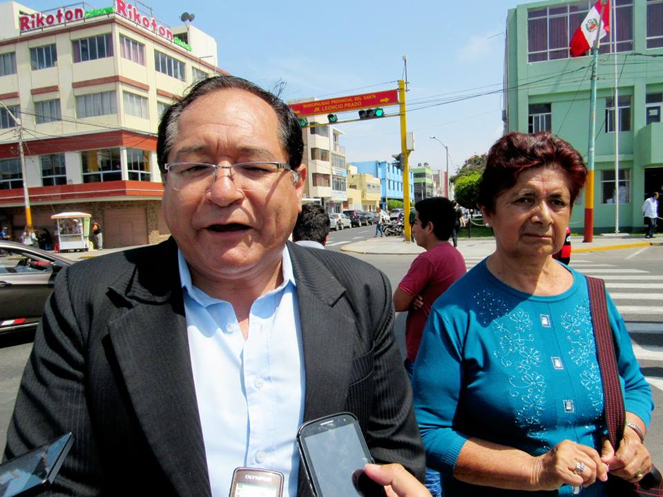 Chimbote: director del “Belaunde” pide al gobernador no olvidarse de reconstruir el colegio 