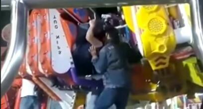 Nuevo Chimbote: terrible susto pasaron 20 jóvenes al quedar atrapados en juego mecánico