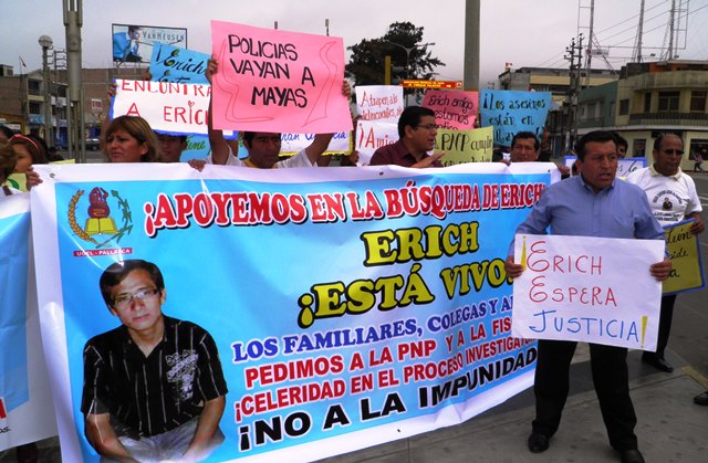 Irrumpen en izamiento y exigen búsqueda de profesor desaparecido en Pallasca