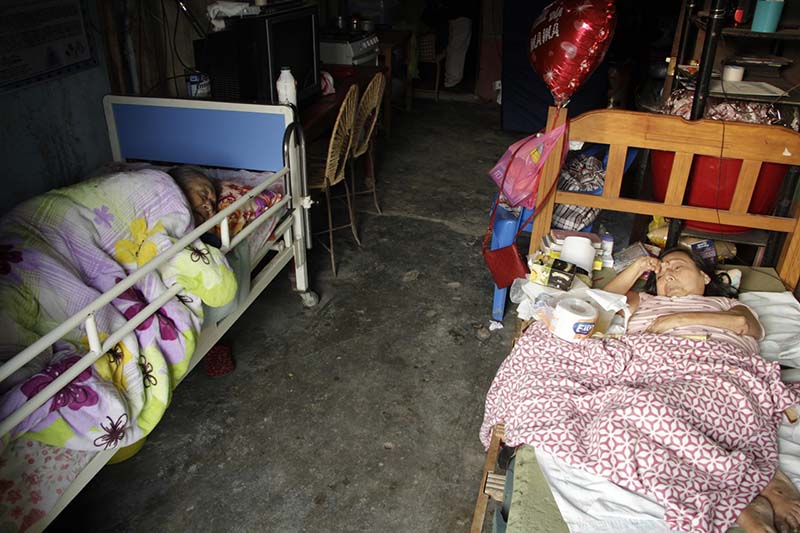 Madre e hija afectadas con enfermedad degenerativa recibieron ayuda del gobernador regional