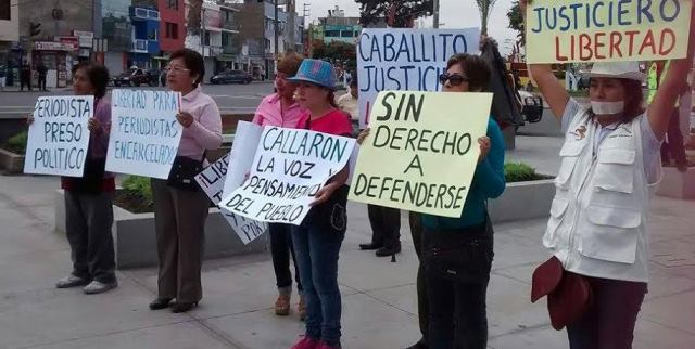  Familiares del detenido locutor Jhonny Espinoza  protestan y dicen que es inocente