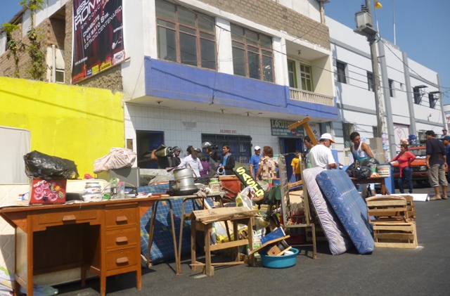 15 familias son desalojadas de un edificio en el centro de Chimbote