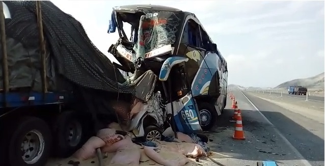 Cuádruple choque deja como saldo 2 muertos y 11 heridos en la Panamericana Norte, en Guadalupito