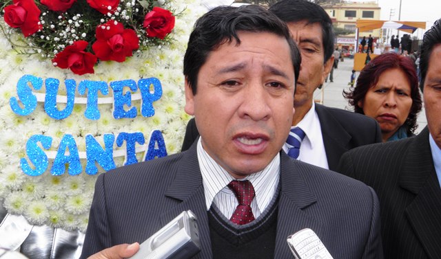 Maestros con 25 ó 30 años de servicio recibieron diploma pero no remuneración