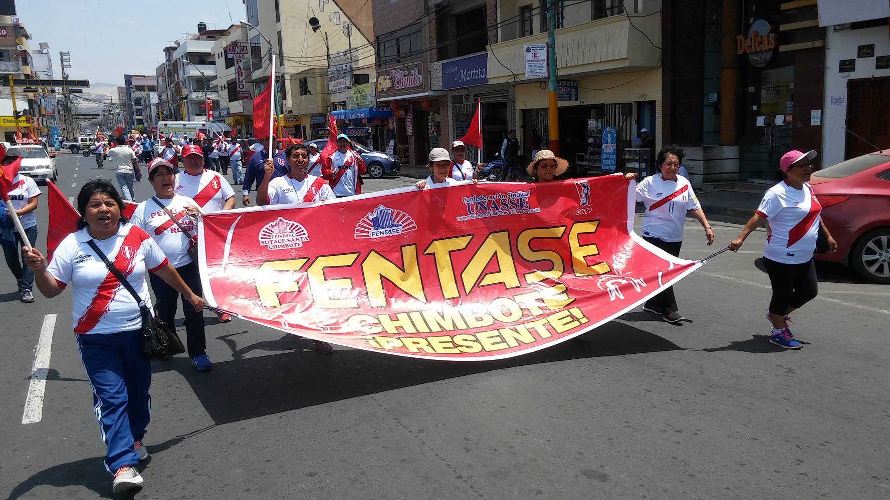 Chimbote: con la camiseta de Perú administrativos de educación exigen atención a sus demandas
