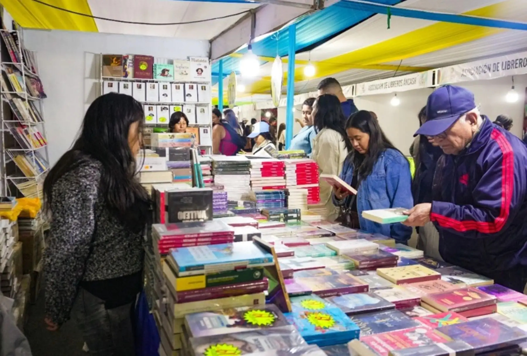 Nuevo Chimbote desarrolla feria de libros con más de 150 actividades culturales