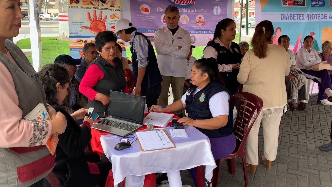 Chimbote: feria informativa y pruebas de tamizaje en el Día Mundial de Lucha contra la Diabetes