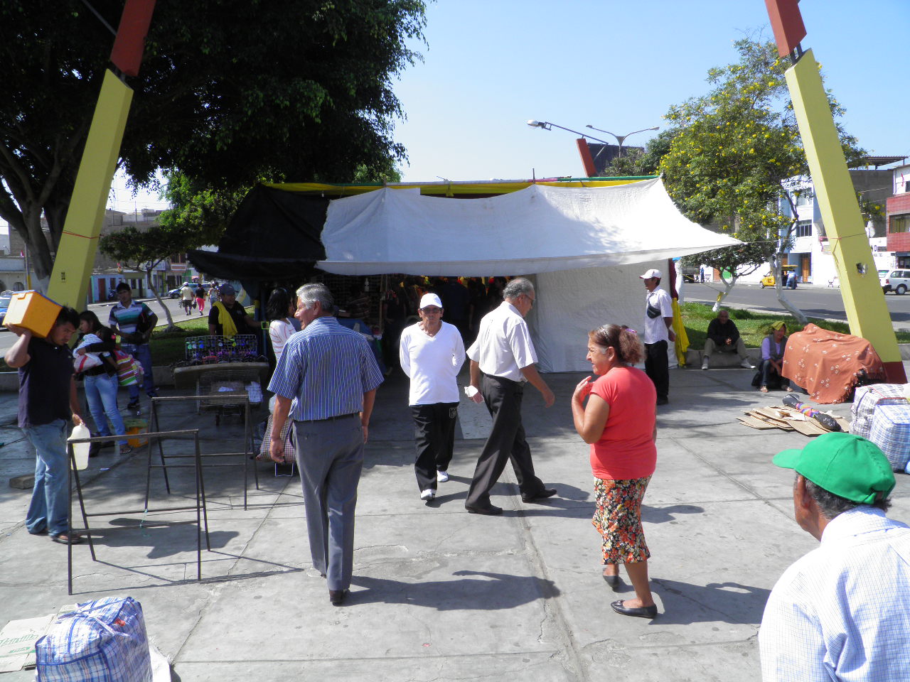 Chimbote: Unos 300 comerciantes permanecerán hasta hoy en la feria instalada por "San Pedrito"