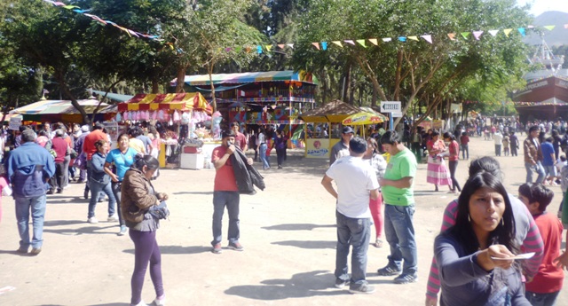 Revendores y cobro de "parqueo" informal en la feria del vivero forestal 
