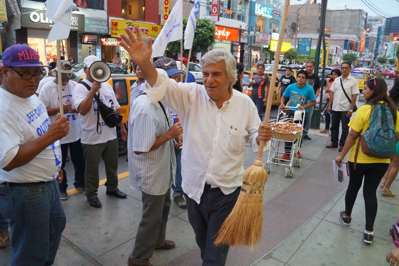 Fernando Olivera en Chimbote llamó "dama de la corrupción" a Keiko Fujimori