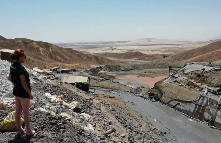  Fiscalía Ambiental detecta derrame de presunto relave de minerales en balneario de Vesique