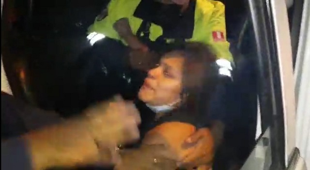 Intervienen a borrachos en fiesta clandestina y mujer insulta a los policías en Chimbote