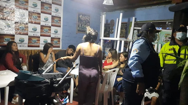 Intervienen a 22 irresponsables con alcohol y sin mascarillas en fiesta prohibida en Chimbote