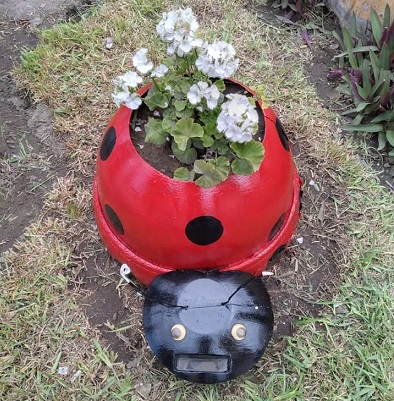 Personal de Parques y Jardines realizan figuras creativas con material reciclado en terminal terrestre 