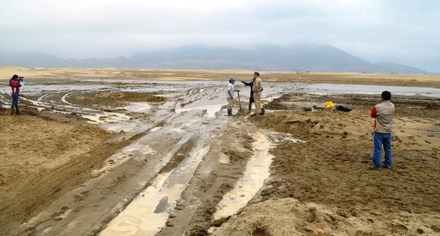 Con maquinaria pesada municipio habilita acceso a playa “El Dorado”