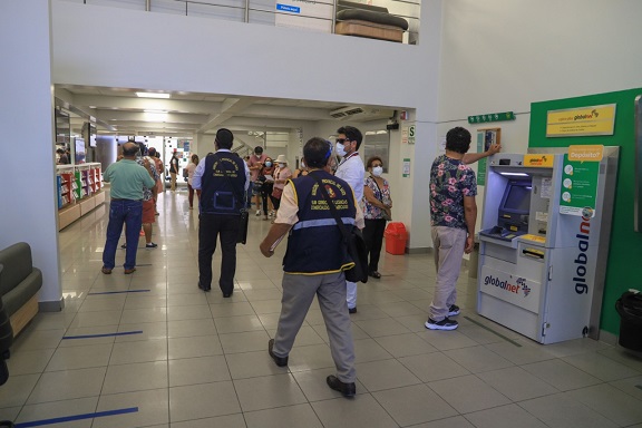 Financiera y sede de banco sancionados por no colocar letrero que prohíbe la discriminación