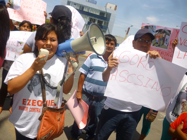 Fiorela Nolasco protestó llorando contra fallo que absuelve a Luis Arroyo