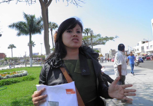 Fiorela Nolasco en plantón junto a Yeni Vilcatoma en Palacio de Justicia