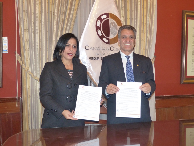 Perú en Línea y Cámara de Comercio de La Libertad sellan alianza con firma de convenio
