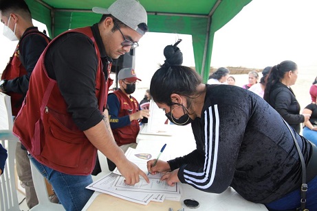 Municipio entrega 180 títulos de propiedad a familias del sector Balcón de Chimbote 