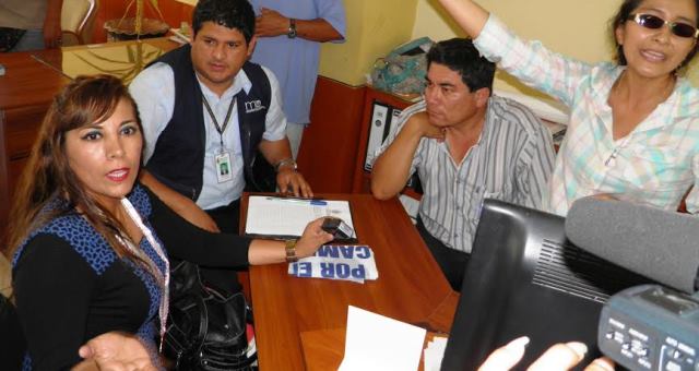 Fiscal hace “papelón” al querer intervenir por marcha contra coronel Aguilar