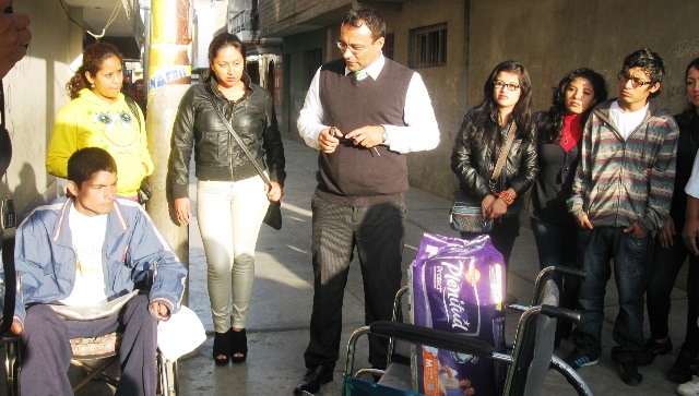Joven parapléjico recibe ayuda con la esperanza de volver a caminar