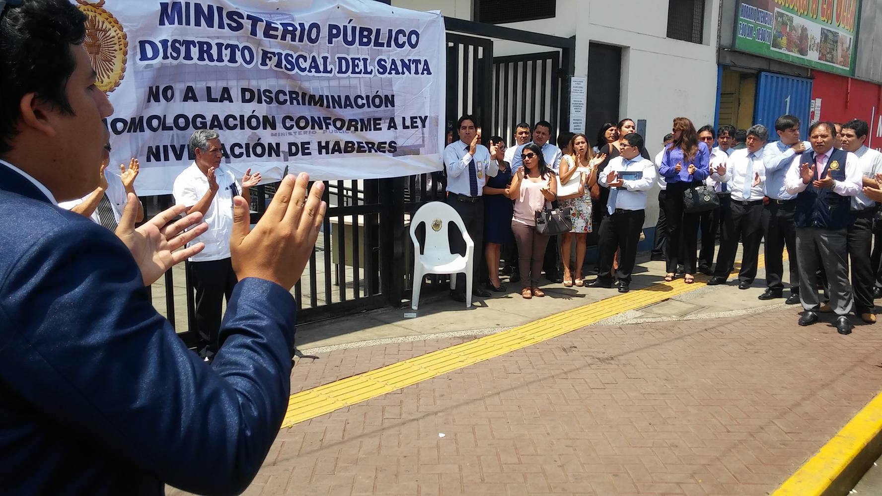 Fiscales del Distrito del Santa realizan plantón para exigir homologación de remuneraciones 