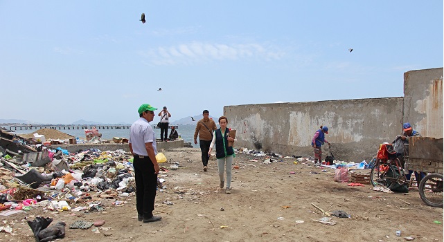 Municipio de Chimbote tiene 48 horas de plazo para limpiar basura de la Bahía El Ferrol