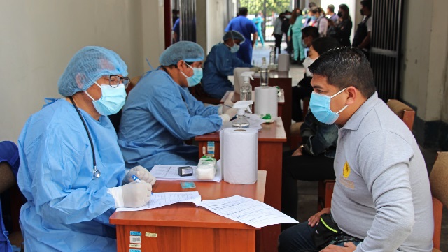 Trabajadores de la Fiscalía del Santa participan en campaña de descarte de la Covid-19