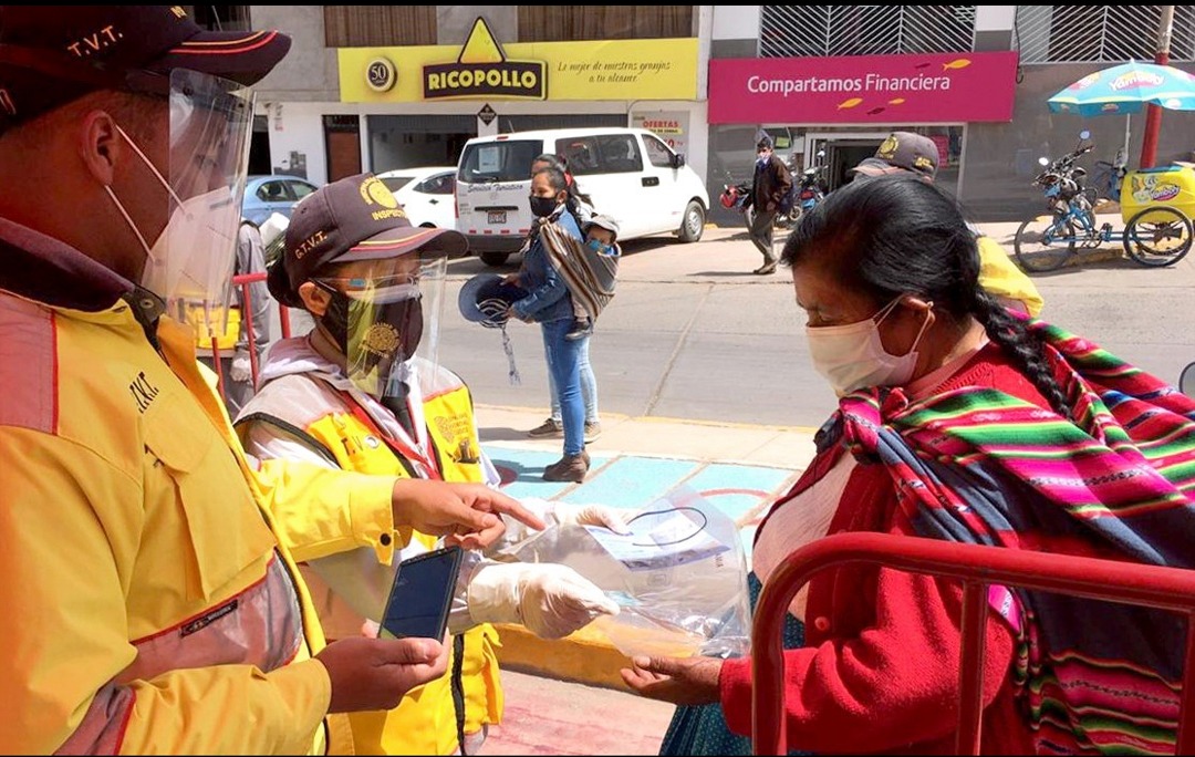 Municipalidades provinciales continúan con entrega de escudos faciales a usuarios del transporte público 