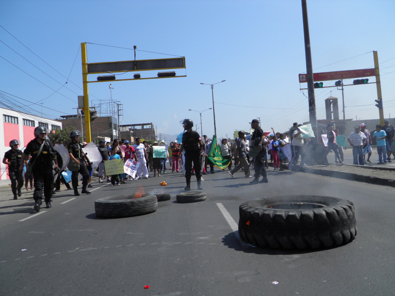 Chimbote: Pobladores de "Florida Alta" toman avenida Meiggs para exigir enrocado 