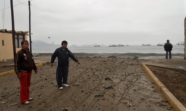 Vecinos de la zona costera de Chimbote alarmados por fuertes oleajes y por temblor 