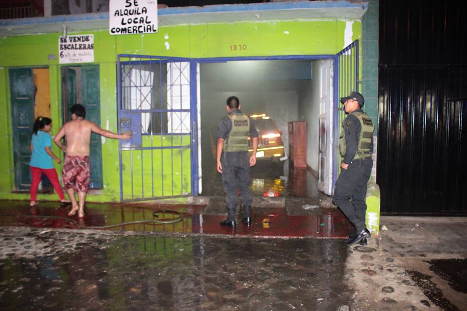 Chimbote: corto circuito en auto casi deja en llamas vivienda en “Florida Baja”