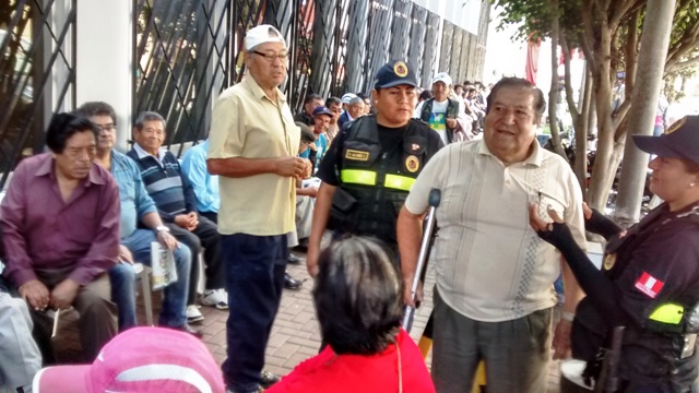 Fonavistas forman cola desde las 4 a.m. para cobrar sus aportaciones en Chimbote