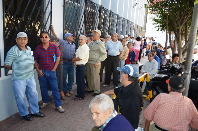 Chimbote: Fonavistas forman cola desde las 4 a.m. en Banco de la Nación para cobrar aportaciones