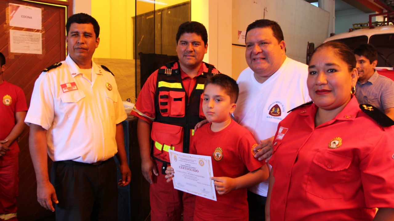Alcalde de Chimbote participó en clausura del curso de formación “Minibomberos 2019”