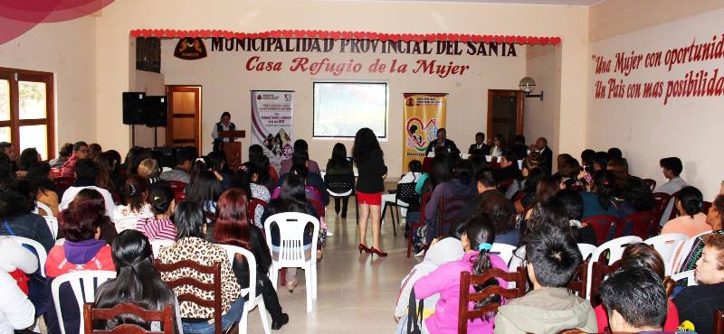 Nuevo Chimbote: decenas de mujeres participaron en fórum sobre violencia familiar
