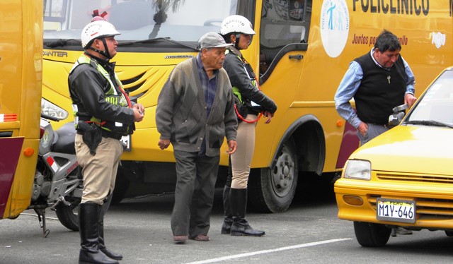 Fiscal libera a chofer que golpeó a policía en el rostro