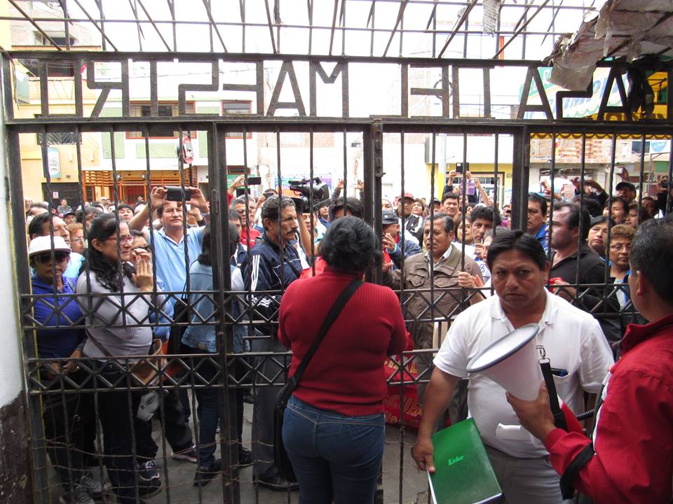 Docentes del Santa quienes acatan su huelga indefinida toman el control de su local 